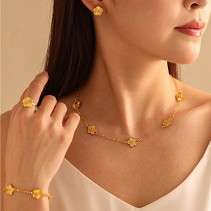 Set di Gioielli Classico e Trendy Placcato Oro con Quadrifoglio, Collana, Bracciale, Orecchini e Anello per Donne e Ragazze - Product Image 1