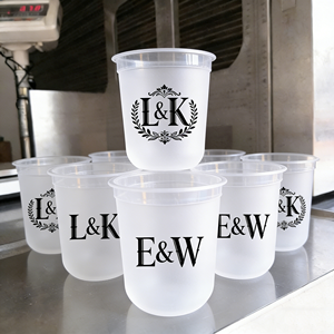 <span class=keywords><strong>Gobelet</strong></span> de stade givré <span class=keywords><strong>personnalisé</strong></span> de 17 oz pour les faveurs de réception de mariage, vaisselle élégante en plastique <span class=keywords><strong>réutilisable</strong></span> avec noms et date personnalisés - Product Image 1