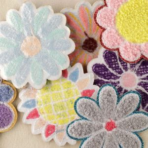 แผ่นปะรูปดอกเดซี่หัวใจปักลายวิบวับสีสันสดใสแบบรีดติด สำหรับตกแต่งหมวกและเสื้อฮู้ด - Product Image 4