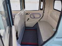 Voiture électrique mini entièrement fermée à 4 roues, alimentée par énergie solaire, avec panneaux solaires intégrés, pour les trajets urbains en famille.