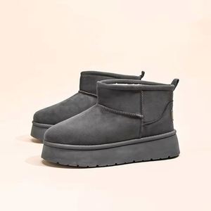 Les bottes d'hiver Uggs sont fabriquées en cuir de haute qualité et conviennent à la fois aux occasions décontractées et aux conditions hivernales. - Product Image 3