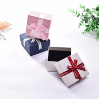 Boîte cadeau rigide haut de gamme 2026, très vendue, pour bijoux femme, avec ruban, nœud, gaufrage, pelliculage UV mat, doublure en éponge, recyclée