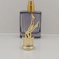 Parfum de luxe personnalisé bouchon à vis 15mm bouchon de bouteille en plastique or avec beau couvercle à bouchon rose conception populaire
