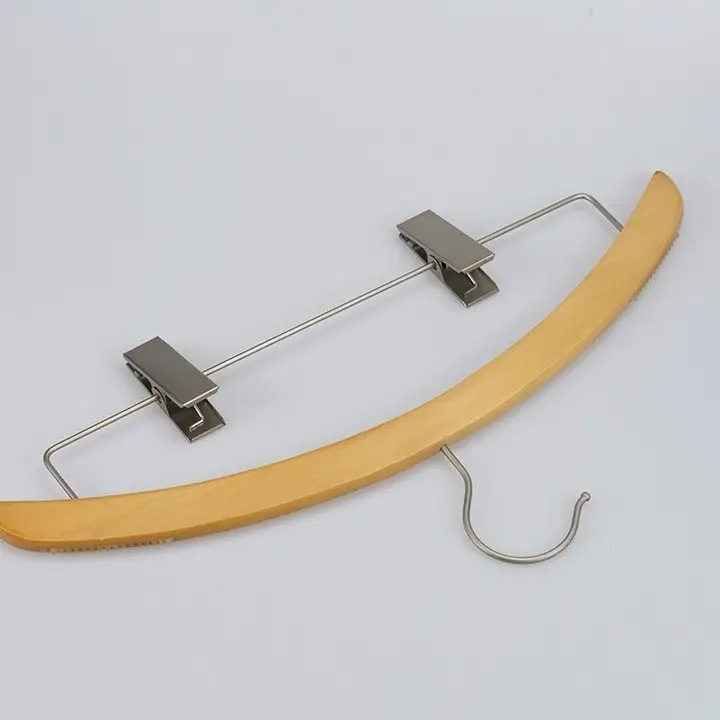 Colgador de madera antideslizante de color natural duradero barato con gancho plano dorado para armario