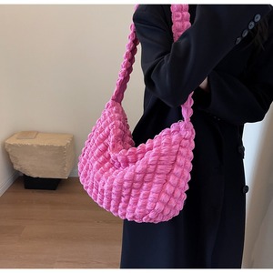 Sac à bandoulière en nylon pelucheux pour femmes à la mode personnalisée sac à bandoulière gonflé à bulles plissé style nuage sac de messager - Product Image 5