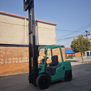 Chariot élévateur Mitsubishi 30 3 tonnes 4,5 mètres, moteur S4S, modèle 2023, transmission 4x4, garantie 1 an, occasion, très bon état, testé. - Product Image 4