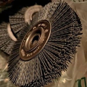 Brosse à disque Osborn 150 mm avec manche métallique pour le meulage et l'ébavurage – Outil de quincaillerie - Product Image 4