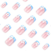 Nouvelle Arrivée 2026 – Faux Ongles Courts Carrés Bleu Français à Motifs Floraux Frais Style Estival