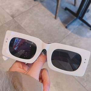 Lunettes de soleil rectangulaires tendance rétro 2022 pour hommes et femmes, avec rivets, couleurs bonbons, petites lunettes carrées - Product Image 4