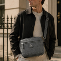Herren Umhängetasche aus PU-Leder mit individuellem Monogramm-Prägedruck, lässige Schultertasche mit verstellbarem Riemen für den täglichen Gebrauch und Reisen