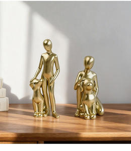 Sculpture personnalisée en résine dorée pour animaux de compagnie, figurine émotionnelle d'amour, chien et humain enlacés, vente en gros - Product Image 4