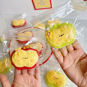Juguete de Manzana Realista y Adorable para Apretar, Juguete Blando de TPR de Fruta de Recuperación Rápida, Juguete Sensorial Antiestrés, Venta al por Mayor a Granel - Product Image 5
