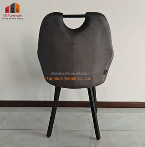 Fauteuil de salle à manger en velours <span class=keywords><strong>gris</strong></span> <span class=keywords><strong>clair</strong></span> avec motif matelassé en losanges et poignée supérieure en métal, pieds en métal noir pour espaces modernes et élégants - Product Image 6