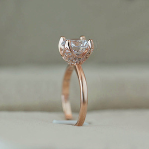 Anello Classico a Quattro Punte per Donne, Elegante Design Solitario, Accessorio Gioiello per Feste e Uso Quotidiano - Product Image 2