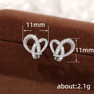 Orecchini a Perno Semplici a Forma di Triangolo e Cuore per Donne, Design con Linee Intrecciate, Accessori per Orecchie - Product Image 4