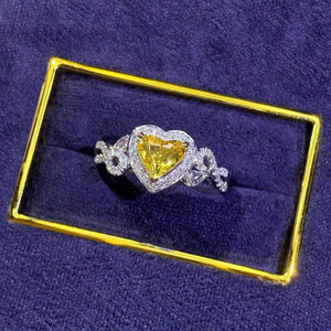 Anillo de zafiro amarillo natural talla corazón con halo de oro de 18K y 52 diamantes de acento de 0.237ct, con talle infinito, para mujer. - Product Image 5