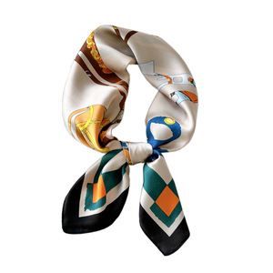 Sciarpe di <span class=keywords><strong>seta</strong></span> quadrate con stampa digitale personalizzata all'ingrosso con Design a fiore rosso <span class=keywords><strong>verde</strong></span> sciarpa di <span class=keywords><strong>seta</strong></span> con Logo stampato da donna sciarpe di raso - Product Image 6