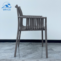 Vente en gros de chaises d'accoudoir de salle à manger contemporaines de haute qualité modernes en plastique rotin loisirs de plein air pour hôtels salons parcs