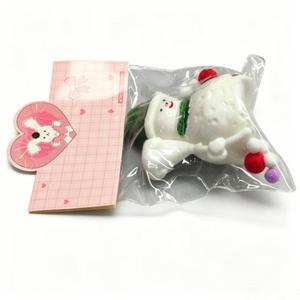 Jouet à presser de Noël multicolore avec chapeau, écharpe et pompon décoratif en TPR souple, jouet anti-stress de Noël - Product Image 6