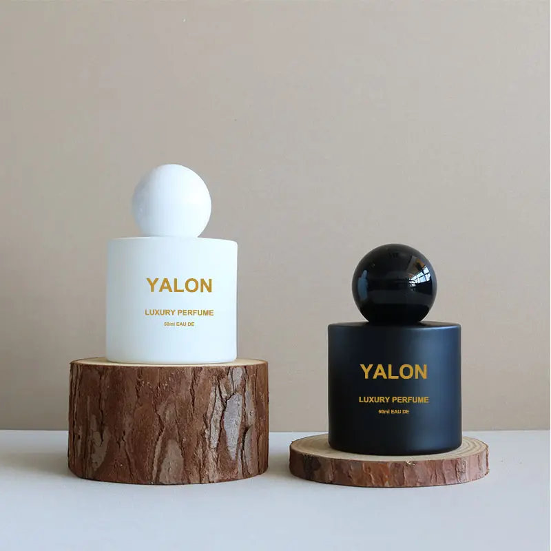 Flacon vaporisateur de parfum rond en verre de luxe blanc/noir mat/givré de 50ml avec logo personnalisé avec bouchon à bille ronde