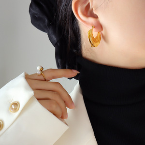 <span class=keywords><strong>Collier</strong></span> ras de cou Joolim Jewelry en or 18 carats plaqué or, avec pendentif en forme de <span class=keywords><strong>C</strong></span>, bande épaisse martelée irrégulière - Product Image 3