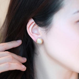 Pendientes de Oro E3310 con Incrustaciones de Diamantes Redondos de Corte Brillante, Joyería Fina Clásica Unisex - Product Image 5