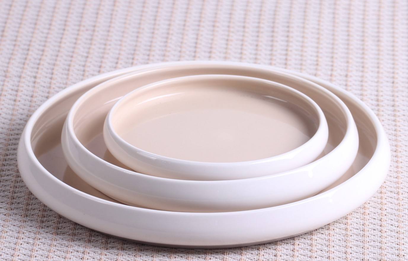 Blanc à l'extérieur et rose à l'intérieur