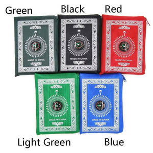 Tapis <span class=keywords><strong>de</strong></span> prière portable pliable imprimé HuaShanQi, boussole <span class=keywords><strong>de</strong></span> mosquée musulmane promotionnelle, imperméable et résistant à l'humidité - Product Image 1
