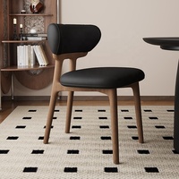 Chaise de salle à manger scandinave haut de gamme, revêtement en similicuir, structure en bois massif, design durable et écologique, mobilier de maison, atelier
