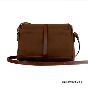 Sac à bandoulière tendance pour femme en cuir végétalien imperméable avec fermeture éclair et doublure en polyester - Product Image 3