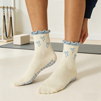 Chaussettes de yoga personnalisées OEM à volants avec motif nœud mignon, chaussettes antidérapantes en tricot avec grip en silicone pour femmes, idéales pour le Pilates et le fitness en intérieur
