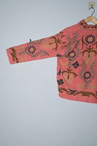 เสื้อแจ็คเก็ตบอมเบอร์ถักนิตติ้งสีชมพูสำหรับผู้หญิง ปักลายด้วยมือ ระบายอากาศได้ดี เป็นมิตรกับสิ่งแวดล้อม แขนทรงปีกค้างคาว ผ้าฝ้ายลายดอกไม้สไตล์โบโฮ สำหรับฤดูใบไม้ร่วงและฤดูหนาว - Product Image 2