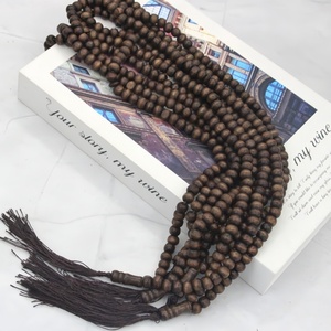 Vente en gros de perles de prière YASEEN de style ethnique, imitation bois de santal, 99 perles de 10 mm pour musulmans (avec pompon en alliage) - Product Image 1