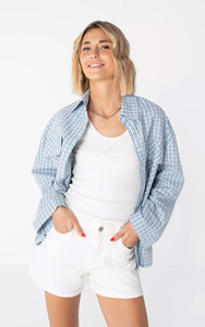 Camisa a Cuadros Azul y Blanco de Manga Larga para Mujer, Corte Holgado, Blusa de Popelina con Bolsillos en el Pecho, Diseño Personalizado OEM/ODM, 2026 - Product Image 3
