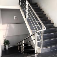 Garde-corps de couloir contemporains en acier inoxydable 304 plates-formes de protection mains courantes d'escalier d'immeuble de bureau pour balcons d'hôtels
