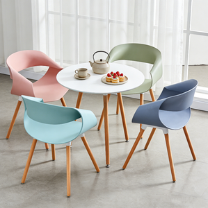 Fauteuil <span class=keywords><strong>scandinave</strong></span> moderne avec coque en PP courbée, design d'accoudoir ventilé et pieds en bois naturel pour les espaces de travail à domicile - Product Image 2