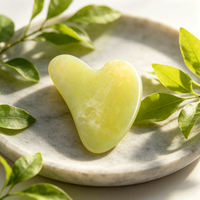 Outil de massage facial en jade Xiuyan en forme de cœur, marque privée OEM, pour réduire les poches et les rides, pierre de soin spa