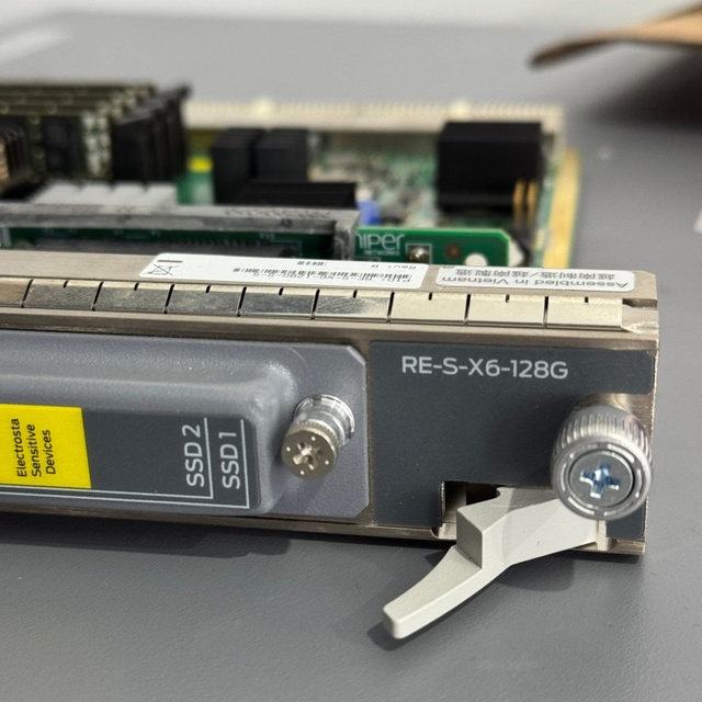 Original Used Juniper Network Module RE-S-X6-128G POE 32+ Ports 2.56 Tbps Switch Capacity Full-Duplex Half-Duplex