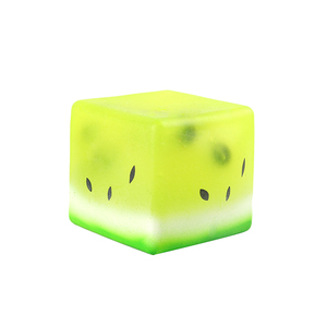 Jouet à presser en forme de cube de pastèque, 6 cm, en gel, pour les amateurs de pique-niques et les amateurs de plein air - Product Image 4