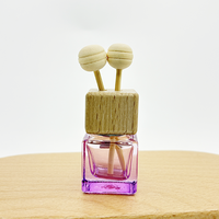 Diffuseur d'aromathérapie pour voiture en verre givré carré coloré de 8 ml vide avec clip de ventilation et bouchon à vis, emballage de flacon de parfum