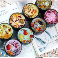 Bougie artisanale moderne en cire de soja avec fleurs séchées et cristal, dans un pot métallique, idéale pour le Nouvel An chinois, cadeau et décoration