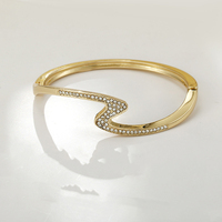 Bracelet manchette élégant plaqué or, fin, asymétrique, avec cristaux, motif vague, pour usage quotidien, vente en gros 2027