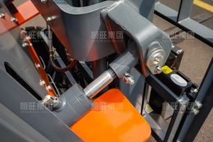 Chariots élévateurs diesel CE 1T/2T/3T pour entrepôt/usage rural, haute qualité, quatre roues motrices, pneus pleins, adaptés aux terrains difficiles. - Product Image 3