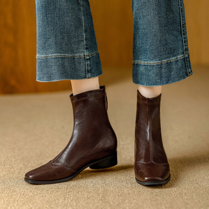 Botín de Mujer con Tacón Grueso y Punta Cuadrada, Cómodo y Multifuncional, con un Diseño de Estilo Retro - Product Image 3