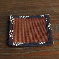 Tapis de thé zen réversible de style japonais avec base en bambou tressé et surface en lin bleu et blanc à motifs floraux pour table