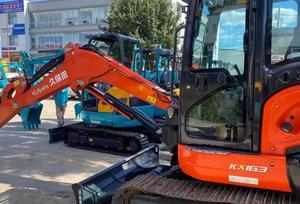 Mini-excavatrice sur chenilles Kubota KX163 d'occasion de qualité supérieure, 6 tonnes, moteur Cummins, forte puissance de creusement, avec accessoires de bêchage et de tarière - Product Image 6