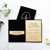 Suite d'invitations de mariage personnalisées en noir et or, avec monogramme et dorure à chaud, avec enveloppe, pour réception de mariage