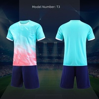 Ensemble de maillots de football personnalisés vert et blanc 100 % polyester, séchage rapide, respirant, avec impression de nom – En stock pour la vente en gros