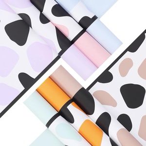 JOYWOOD Papier d'emballage en rouleau imperméable à l'eau, imprimé girafe multicolore, écologique et recyclable, pour les boutiques de cadeaux floraux - Product Image 1