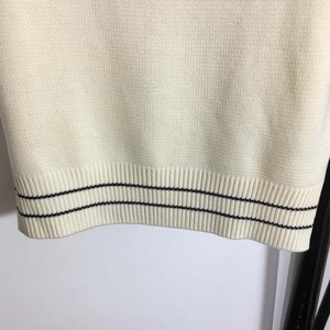 เสื้อสเวตเตอร์ผู้หญิงสไตล์คลาสสิกหรูหรา ผ้าถักนุ่มปักลาย ดีไซน์เนอร์เสื้อแขนสั้นสำหรับฤดูร้อน สวยสง่า - Product Image 4